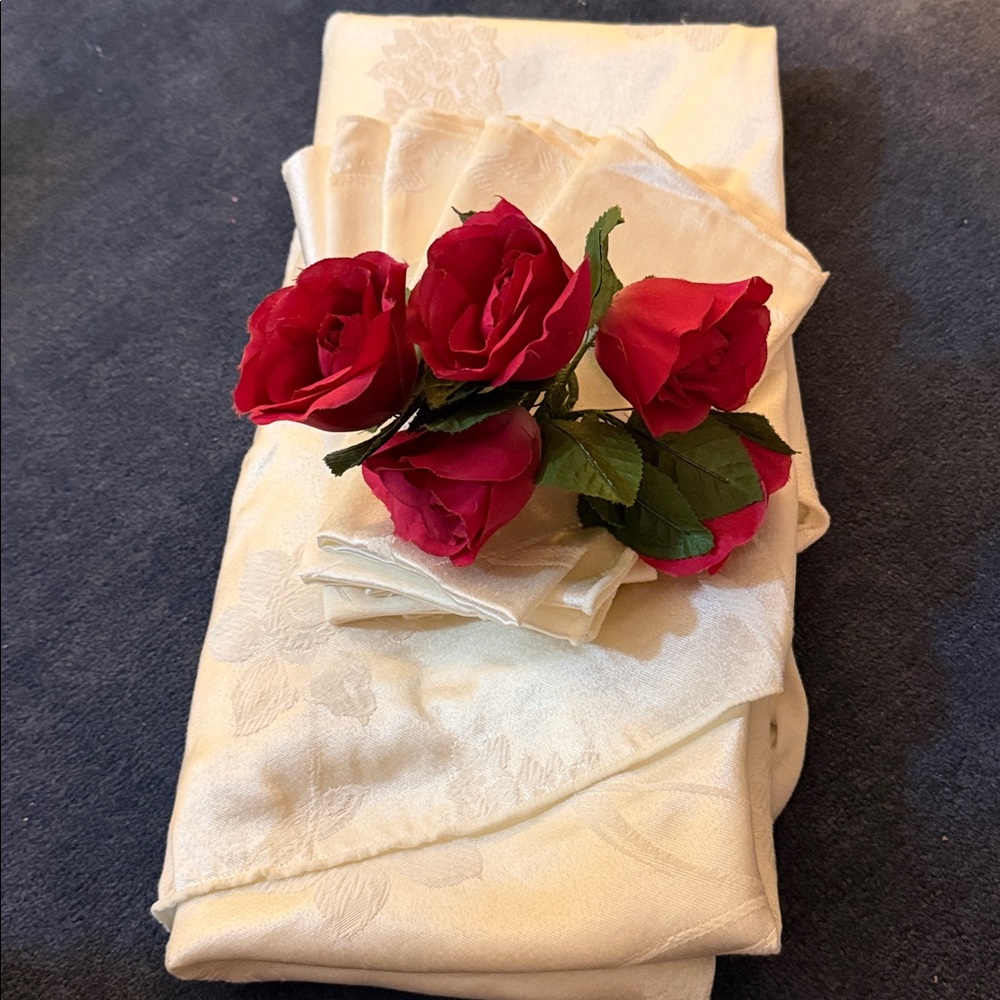 CREAM TABLE CLOTH 70” ROUND with 6 CLOTH NAPKINS AND 6 ROSE NAPKIN RINGS - Picture 2 of 2
